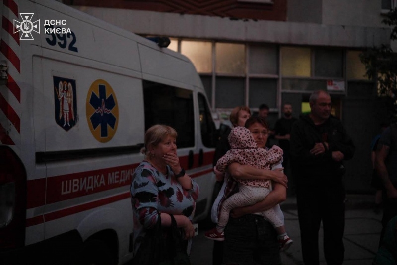 ДСНС опублікували кадри рятувальних операцій після атаки на Київ