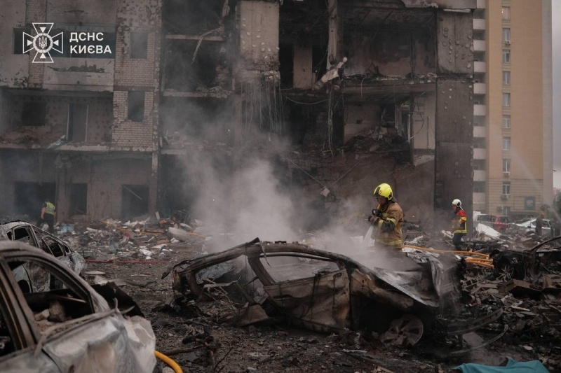 ДСНС опублікували кадри рятувальних операцій після атаки на Київ