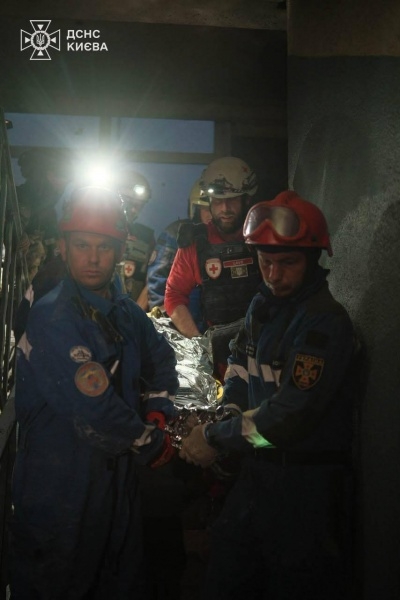 ДСНС опублікували кадри рятувальних операцій після атаки на Київ