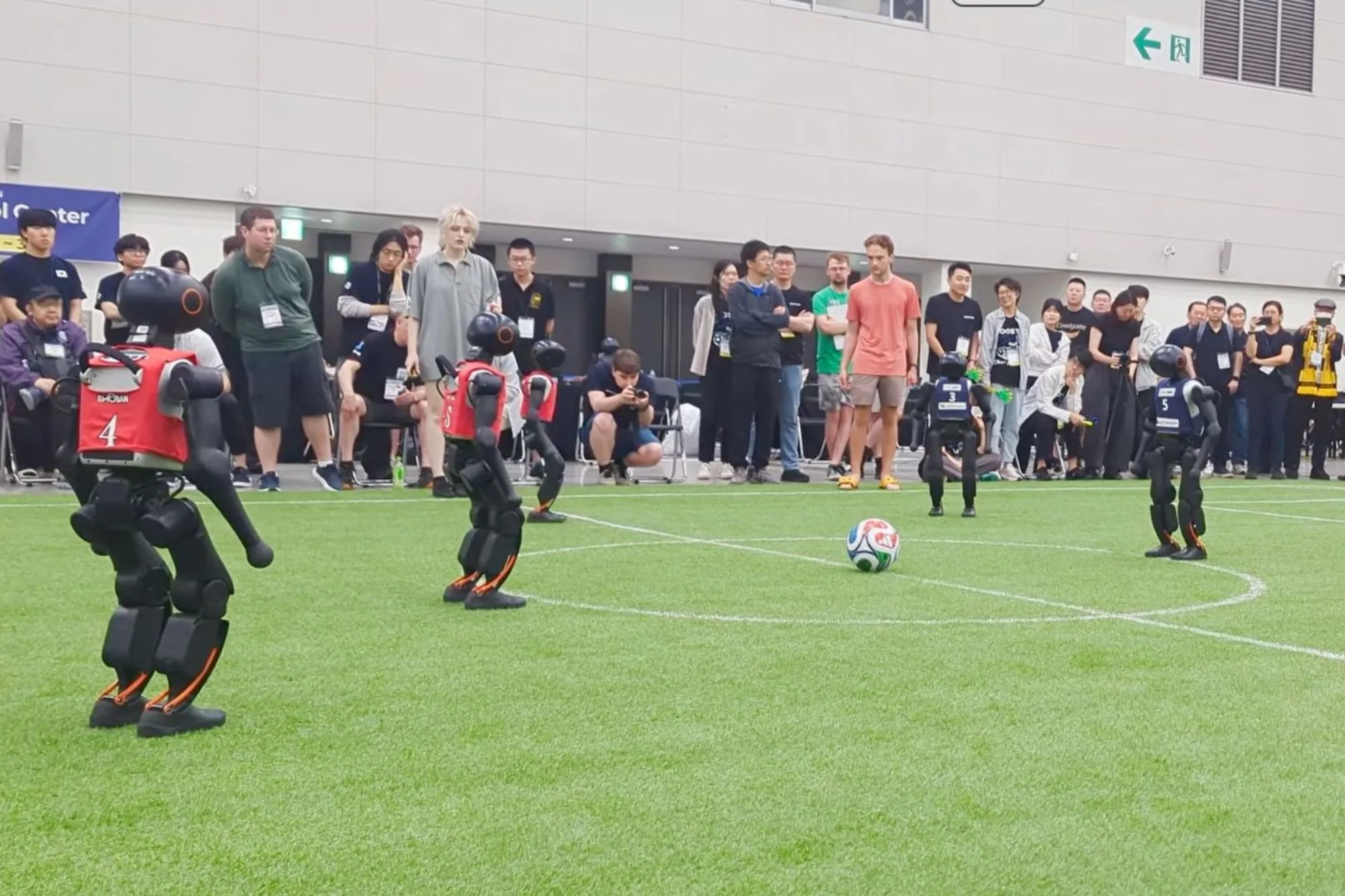Китайські гуманоїди перемогли на RoboCup 2026: автономний футбол без людей