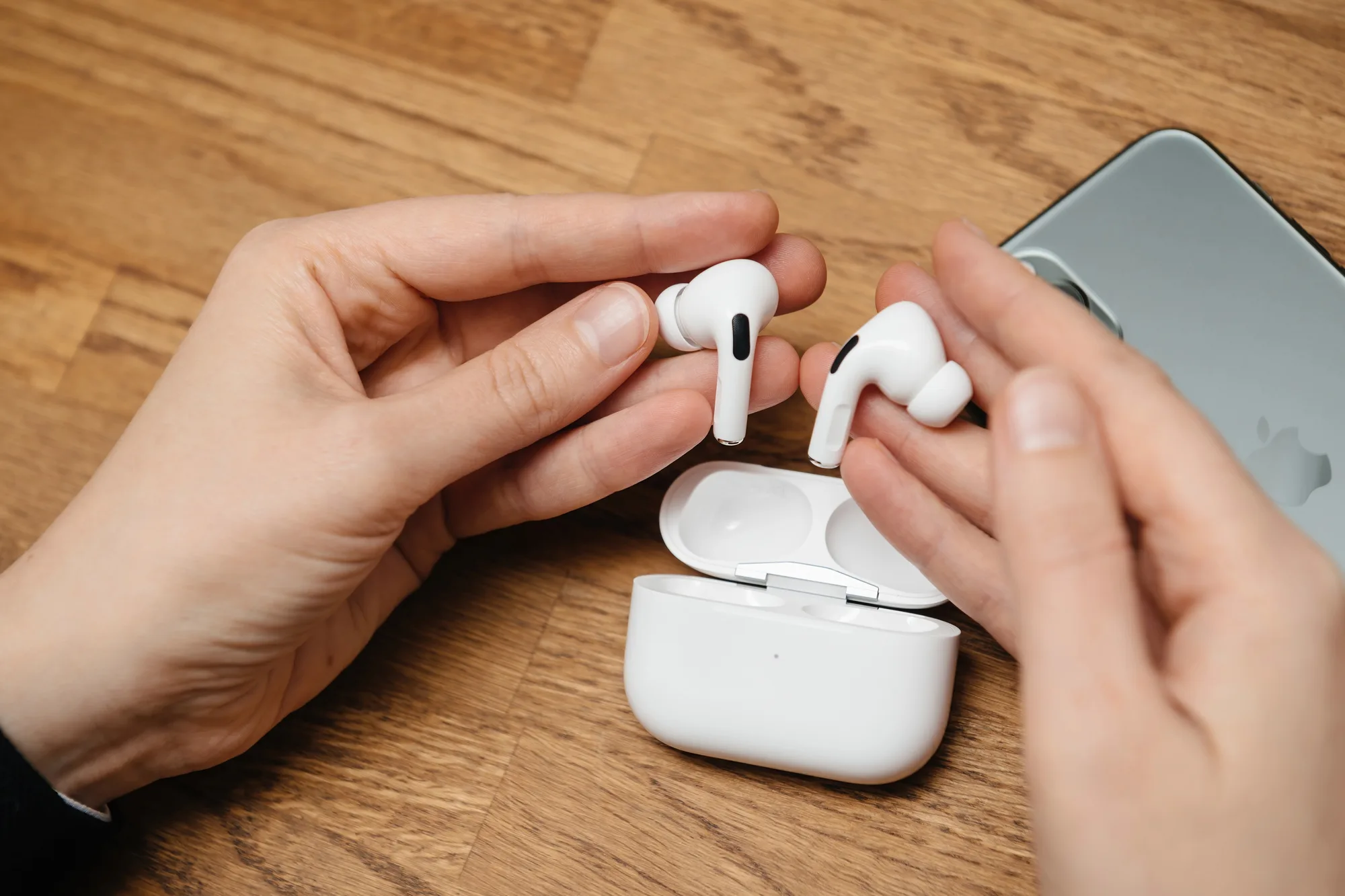 Apple відкладає запуск AirPods Pro з камерами через проблеми зі штучним інтелектом