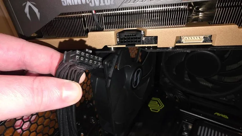Розплавлення компонентів біля слота PCIe на обладнанні