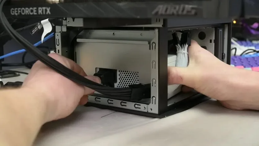 3D-надрукована рама утримує GPU біля корпусу