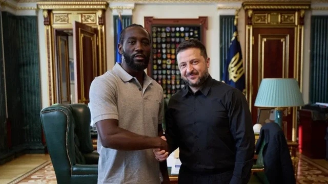Легендарний боксер Теренс Кроуфорд відвідав Україну й подарував Зеленському цуценя