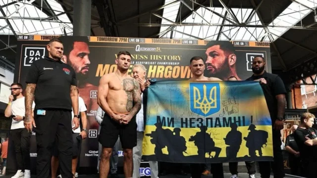 Берінчик розгорнув прапор України перед боєм у Лондоні: символічний жест перед поверненням на ринг