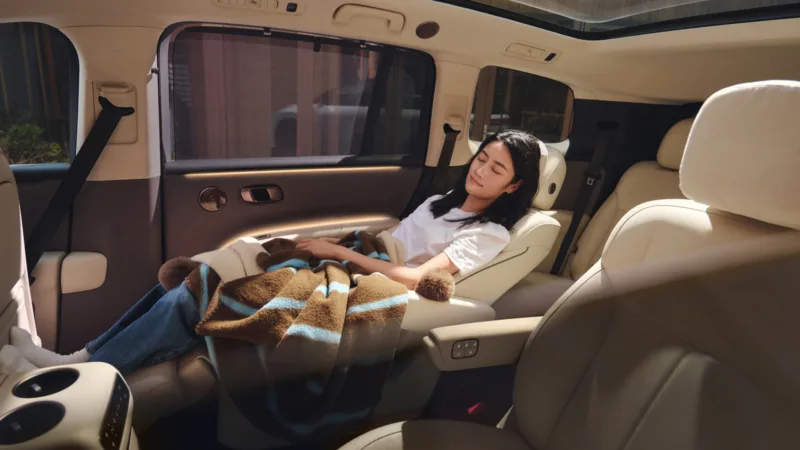 Панель керування та екрани в салоні Li Auto i8