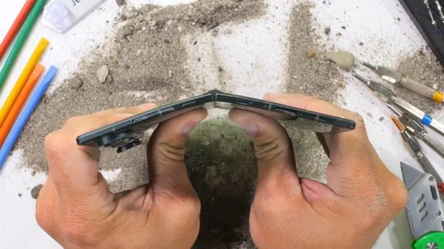 Samsung Galaxy Fold 8 Ultra провалив тест на міцність: екран вийшов з ладу після згинання