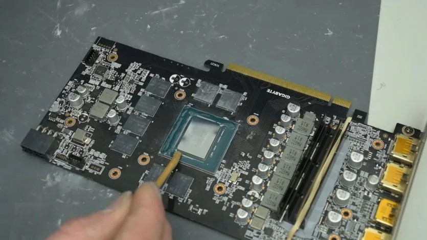 RTX 2060 з системою рідинного охолодження та трубками
