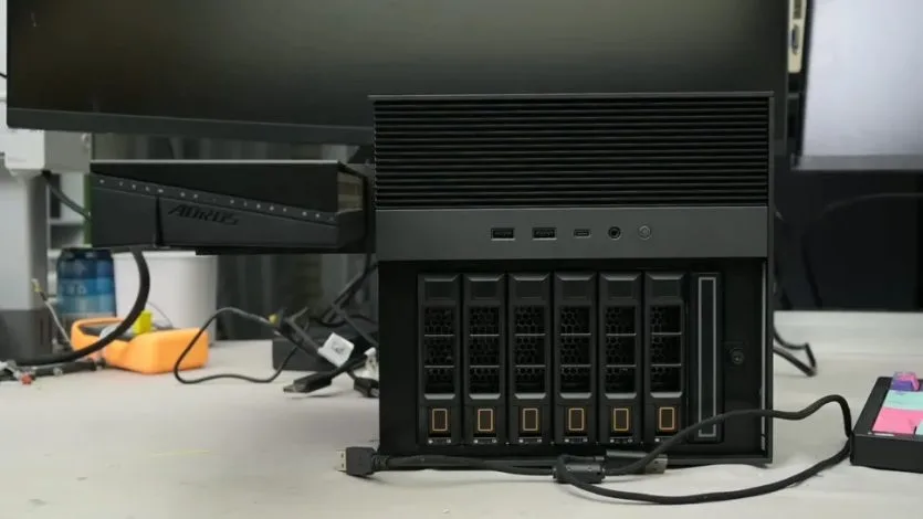 RTX 5060 встановлена на сервері ZimaCube 2