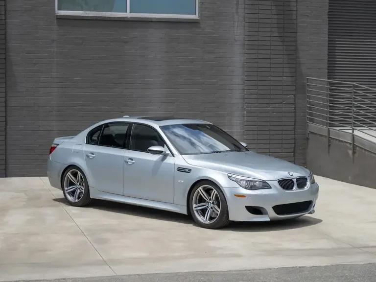 BMW M5 E60 з V10 та механікою встановила рекорд на аукціоні RM Sotheby’s