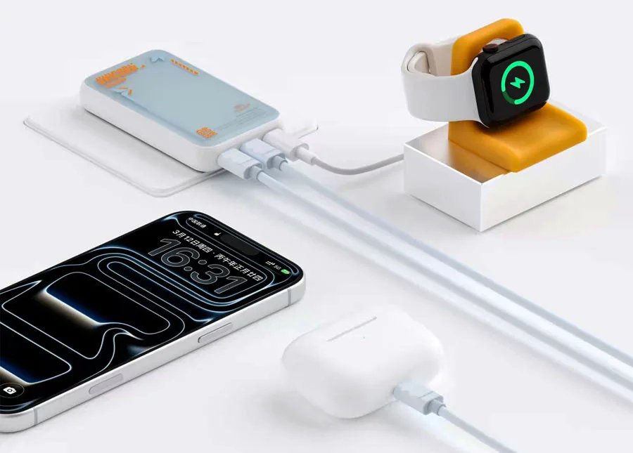 Три USB-C порти на корпусі компактної зарядки
