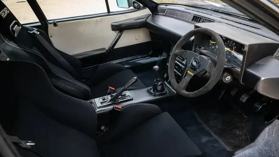 Alfa Romeo GTV6 червоний спортивний седан на дорозі