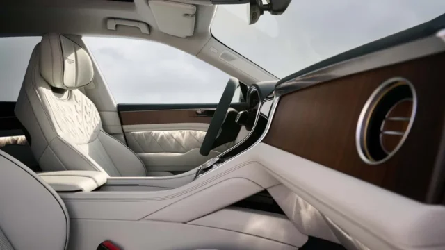 Bentley відмовляється від пасажирських екранів: філософія люксу без гаджетів