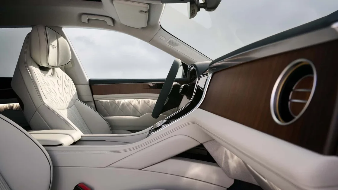 Bentley відмовляється від пасажирських екранів: філософія люксу без гаджетів