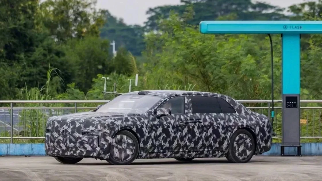 Бічний вид седана BYD з інноваційною конструкцією дверей