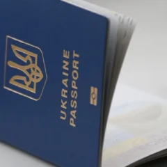 Паспорт-книжечка без фото: коли документ втрачає чинність і що робити українцям