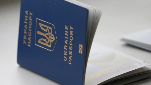 Паспорт-книжечка без фото: коли документ втрачає чинність і що робити українцям