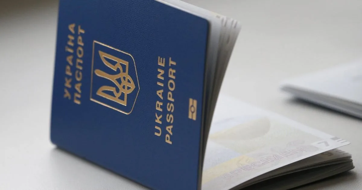 Громадянин розглядає паспорт-книжечку з застарілою фотографією