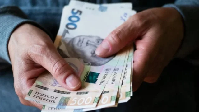 Соціальні виплати в Україні: чи варто чекати затримок наприкінці року
