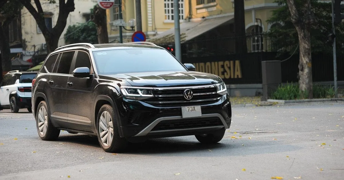 Європейський автомобільний ринок з сотнями припаркованих машин