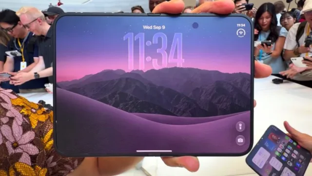 iPhone Duo на відео: чи видна складка на екрані з нанотекстурою?