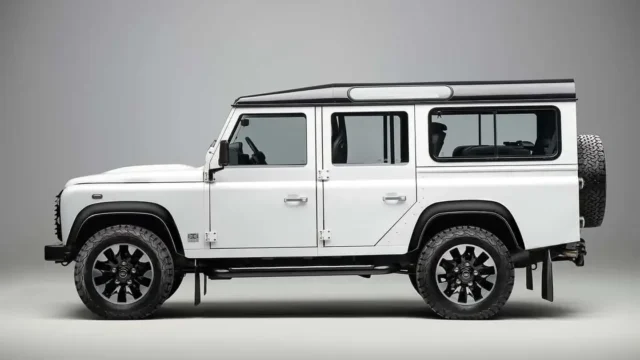 Land Rover Classic представив Works V8 Conversion для Defender: 405 к.с. за 13.6 млн грн