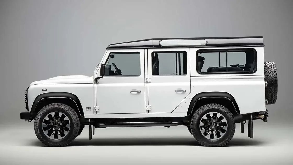 Land Rover Classic представив Works V8 Conversion для Defender: 405 к.с. за 13.6 млн грн
