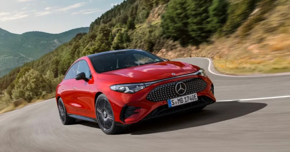 Компактний електромобіль Mercedes CLA на станції зарядки