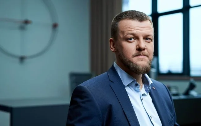 контейнери вантажу на залізничній станції