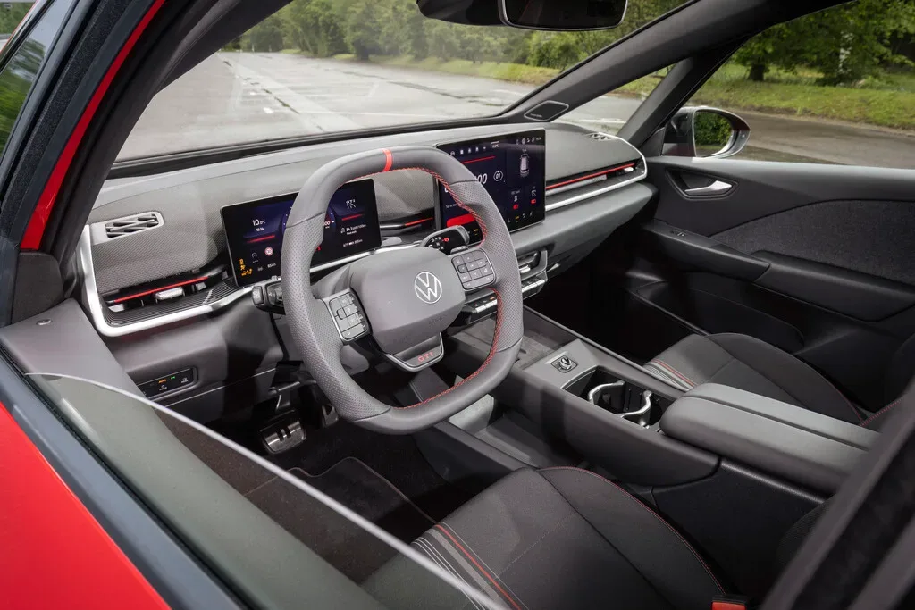 Легендарні логотипи GTI на передній частині авто