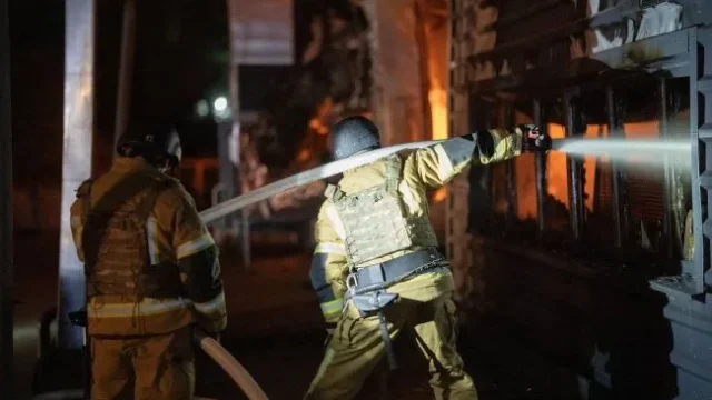 Російський удар у Хмельницькому спричинив пожежу на ринку