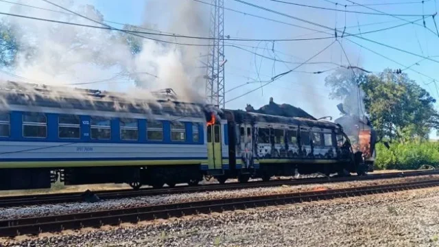 Атака на пасажирський потяг: бойовий дрон влучив у залізницю Харківщини