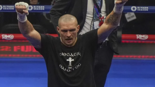 Усик висловив підтримку Ітаумі після сенсаційної поразки від Хрговича у чемпіонському бою