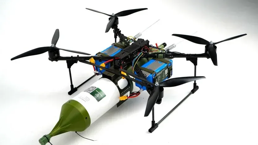 Оператор керує кількома FPV-апаратами з наземної станції
