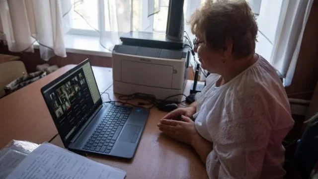 Кабмін гарантував вчителям прифронтових шкіл щомісячну доплату 2600 грн