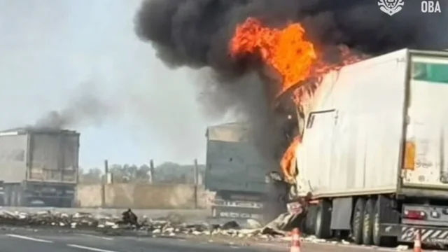 Атака на Одещину: російські дрони пошкодили дорогу та вантажівки, троє поранених