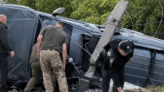 На Волині аварія буса ТЦК: цивільні авто спровокували зіткнення із стовпом, четверо потерпілих