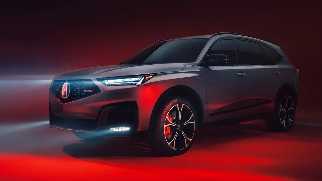 Преміальна версія кросовера MDX Type S у шоурумі