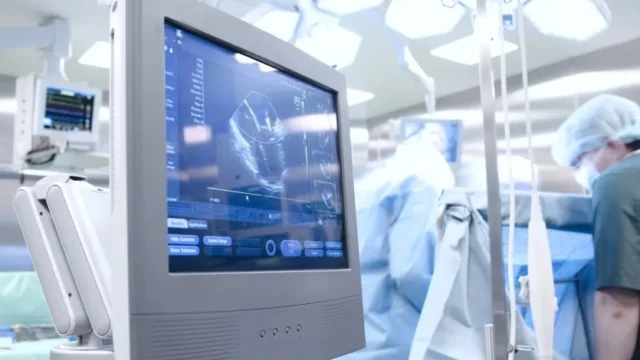 Китайський робот зі штучним інтелектом вперше провів операцію на серці без розрізу