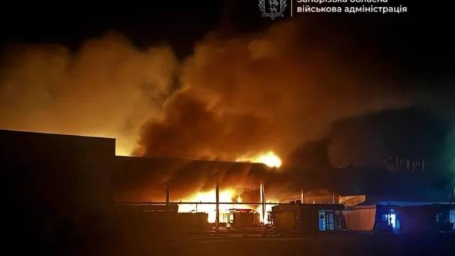 Масивна атака на торговельний центр Запоріжжя: великомасштабна пожежа після удару РФ