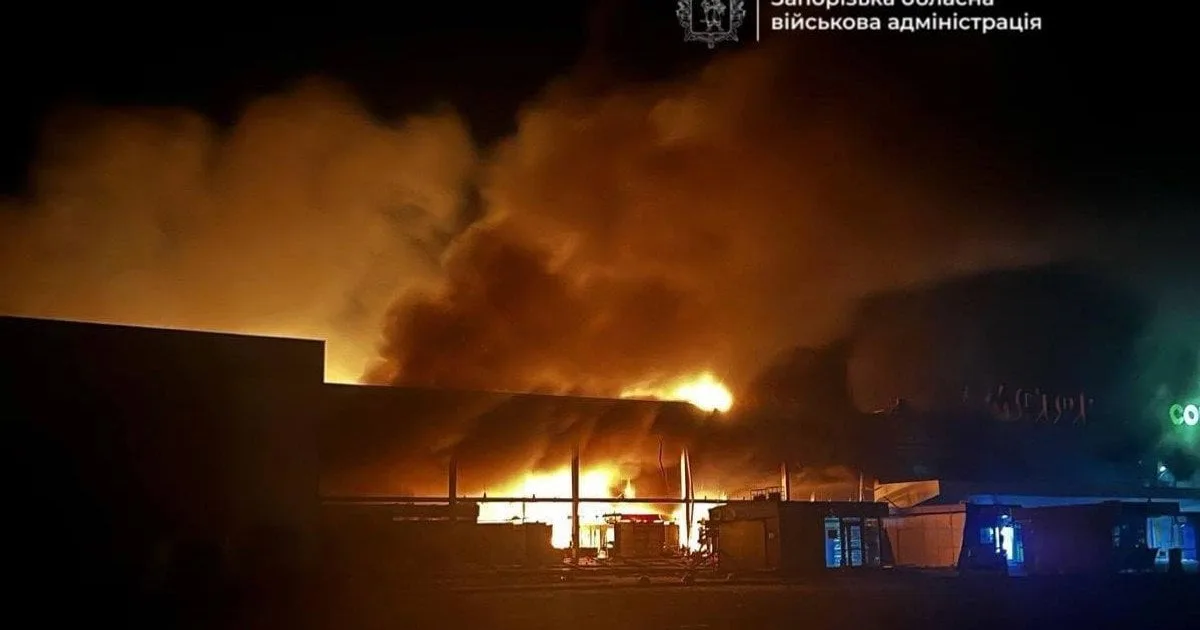Руйнування торговельного комплексу після бомбардування