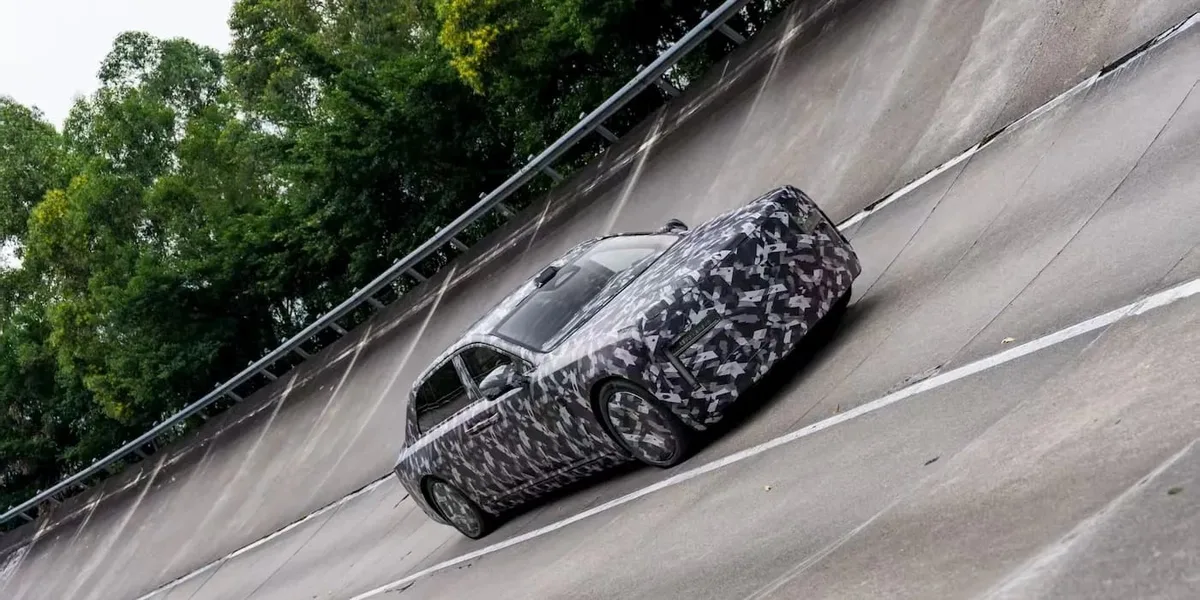Седан Yangwang біля станції BYD Flash Charging