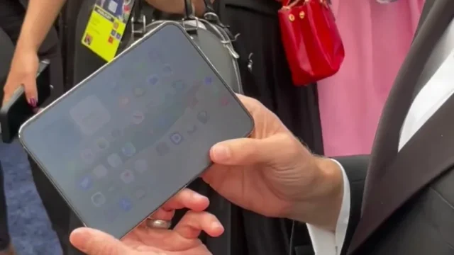 iPhone Duo отримав матовий екран за 2000$ замість кришталево чистої картинки