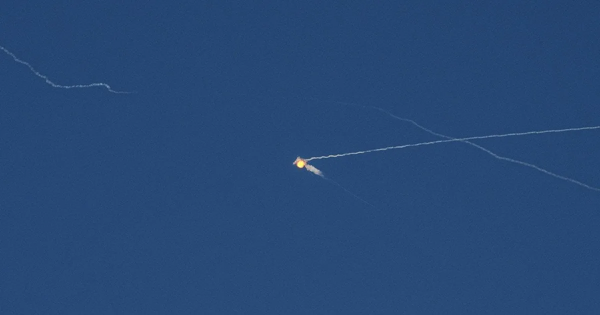 Слід вибуху від дрона у міському районі