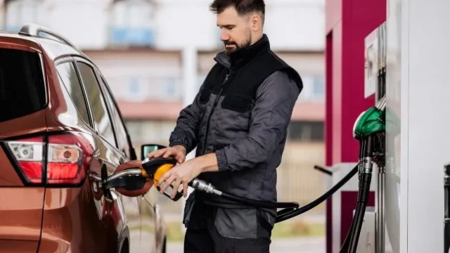 Ціни на пальне зросли до 100 грн: які АЗС підняли тарифи після вихідних