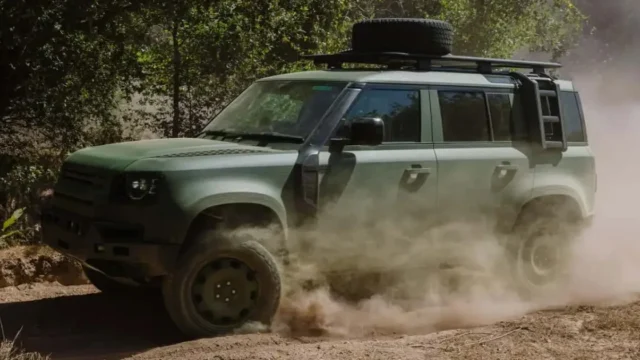Land Rover представив військові версії Defender Wolf Series II для тендеру Британії