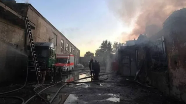 Російська атака на склади гуманітарної допомоги в Одесі: пожежа та руйнування