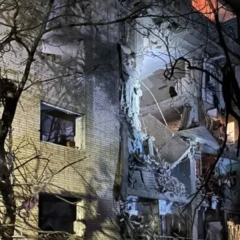 Російська атака на Суми: багатоповерхівка зруйнована, під завалами можуть перебувати люди