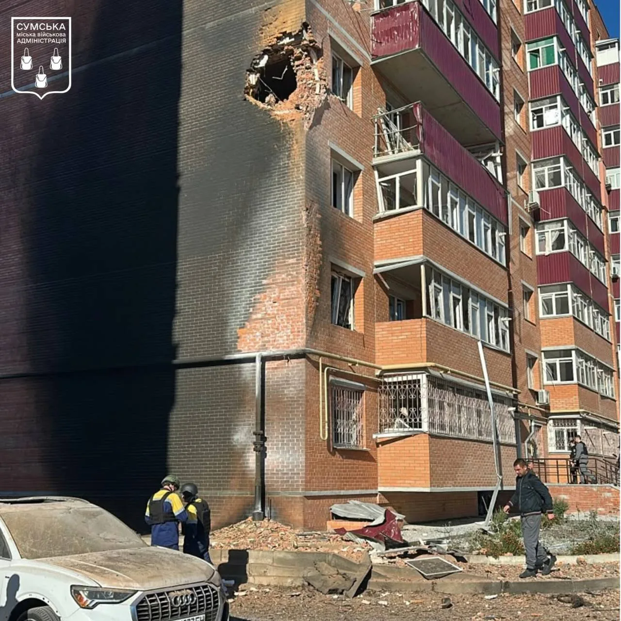 Багатоповерхівка у Сумах з пошкодженнями від удару