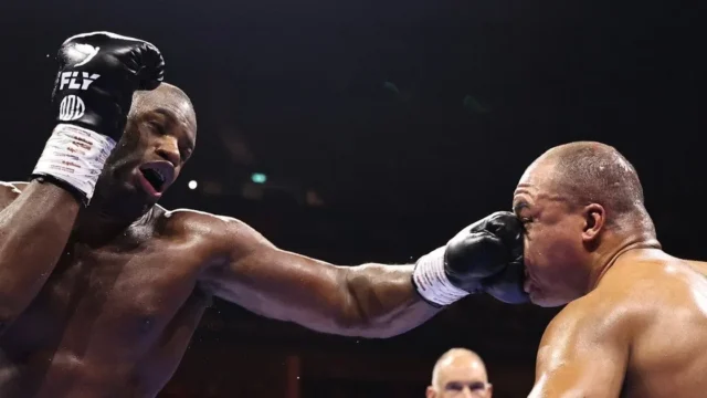Дюбуа захистив титул WBO дострокової перемогою над Вордлі в реванші